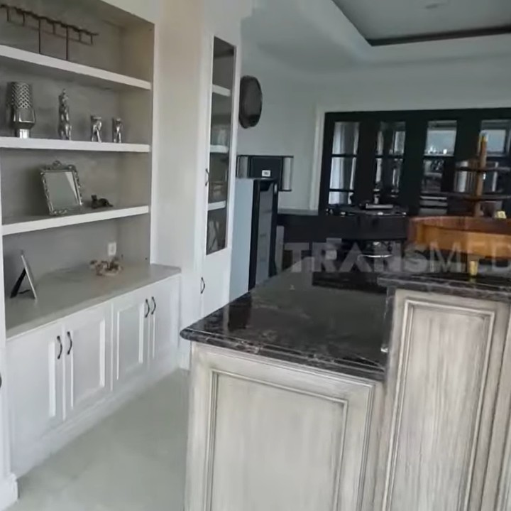 <p>Rizky sengaja menghadirkan sejumlah furnitur dan dekorasi rumah dari luar negeri. Salah satunya adalah karpet yang melapisi rumah. Ia membeli karpet itu dari Italia. (Foto: YouTube TRANS7 OFFICIAL)</p>