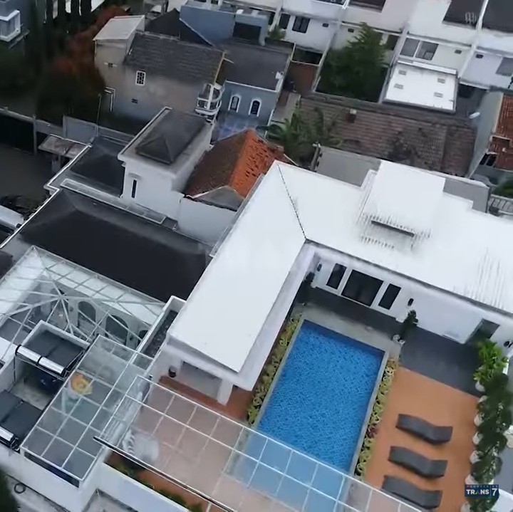 <p>Rizky Ananda Musa dikenal sebagai salah satu pebisnis Tanah Air. Kesuksesannya di bidang kosmetik membuat Rizky dapat hidup kaya raya di sebuah rumah mewah. (Foto: YouTube TRANS7 OFFICIAL)</p>