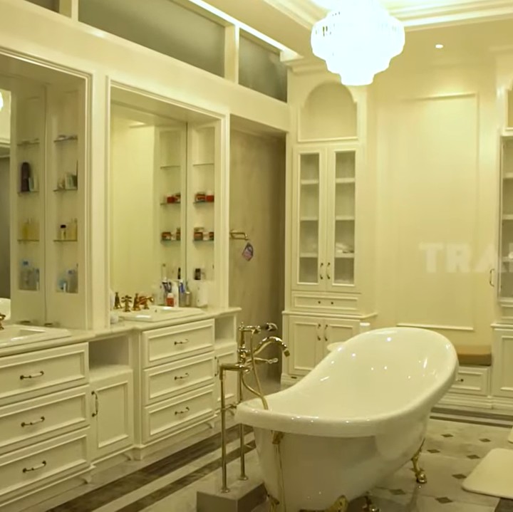 <p>Salah satu bagian rumah yang didesain dengan sangat mewah adalah kamar mandi. Untuk membangun kamar mandi di dalam kamar tidurnya, Rizky mengeluarkan uang sebanyak Rp1,4 miliar. (Foto: YouTube TRANS7 OFFICIAL)</p>