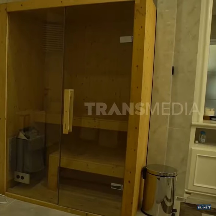 <p>Rizky mendesain kamar mandi dengan nuansa hangat dari unusr kayu di beberapa sudut ruangan. Ia juga memakai lampu bernuansa temaram untuk menciptakan kesan homey. (Foto: YouTube TRANS7 OFFICIAL)</p>