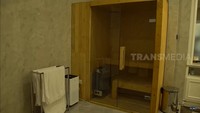 <p>Rizky mendesain kamar mandi dengan nuansa hangat dari unusr kayu di beberapa sudut ruangan. Ia juga memakai lampu bernuansa temaram untuk menciptakan kesan homey. (Foto: YouTube TRANS7 OFFICIAL)</p>