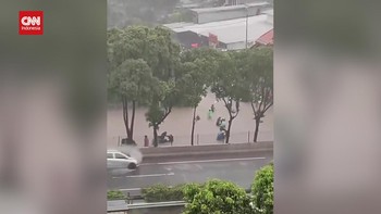 VIDEO: TB Simatupang Banjir, Pengendara Motor Masuk Tol
