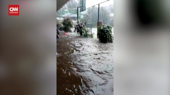 VIDEO: Tembok MTSN 19 Jakarta Roboh Diterjang Banjir, 3 Siswa Tewas