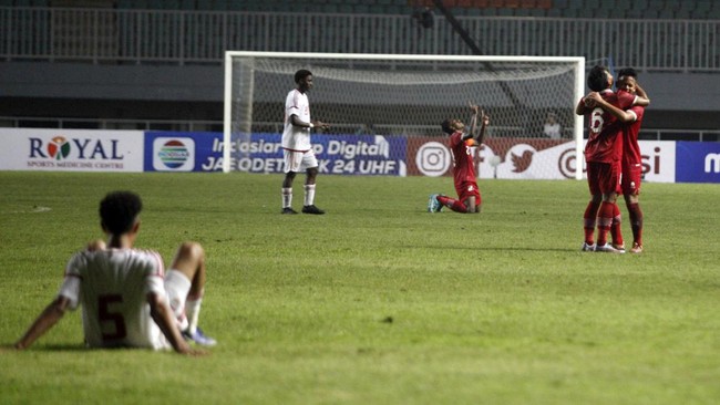 Pelatih Timnas Indonesia U-17 Bima Sakti menginstruksikan para pemainnya untuk membuang bola ketika lawan cedera, walaupun ketika berpeluang cetak gol.