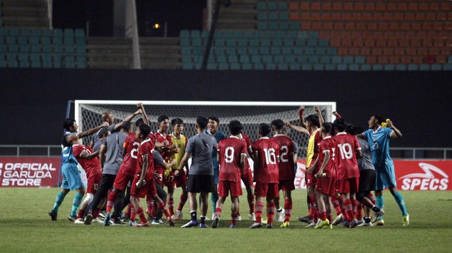 Terpilihnya Indonesia sebagai tuan rumah Piala Dunia U-17 2023 dipertanyakan oleh netizen negara lain. Netizen Indonesia pun memberikan balasan.