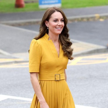 7 Potret Kate Middleton Kembali Pakai Baju Cerah & Anting Filosofi Rp13 Juta