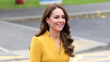 7 Potret Kate Middleton Kembali Pakai Baju Cerah & Anting Filosofi Rp13 Juta