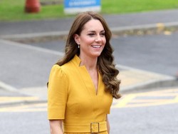 7 Potret Kate Middleton Kembali Pakai Baju Cerah & Anting Filosofi Rp13 Juta