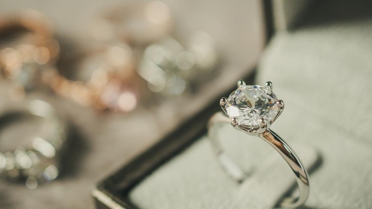 980432112 luxury engagement Diamond ring in jewelry gift box