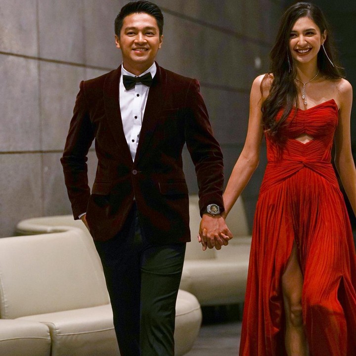 <p>Aktris usia 28 tahun ini ternyata tidak sendirian di Negeri Ginseng, Bunda. Mikha terbang ke Busan bersama dengan Deva Mahenra untuk menghadiri BIFF 2022. (Foto: Instagram/miktambayong)</p>