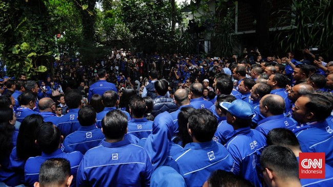 DPC Partai Demokrat Kabupaten Purwakarta, Jawa Barat mengatakan tujuh kadernya yang keluar dan pindah ke NasDem merupakan sisa kepengurusan yang lama.