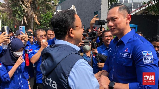 Anies tiba di kantor DPP Partai Demokrat, Jumat pagi ini. Ia disambut langsung oleh AHY dan Anissa Pohan.