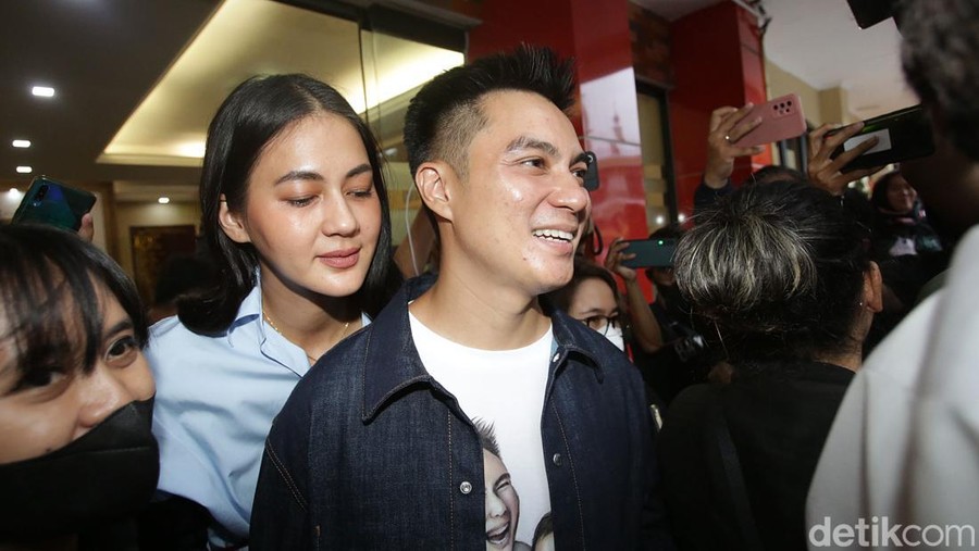 Baim Wong dan Paula Verhoeven ditemui wartawan usai pemeriksaan terkait video prank KDRT di Polres Metro Jakarta Selatan, Jumat (7/10/2022).