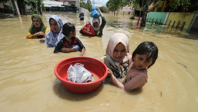 Banjir di Aceh Meluas, 20 Ribu Lebih Warga Mengungsi Banjir disebabkan intensitas hujan yang tinggi melanda wilayah pesisir timur Aceh dan membuat beberapa sungai aliran di daerah itu meluap.