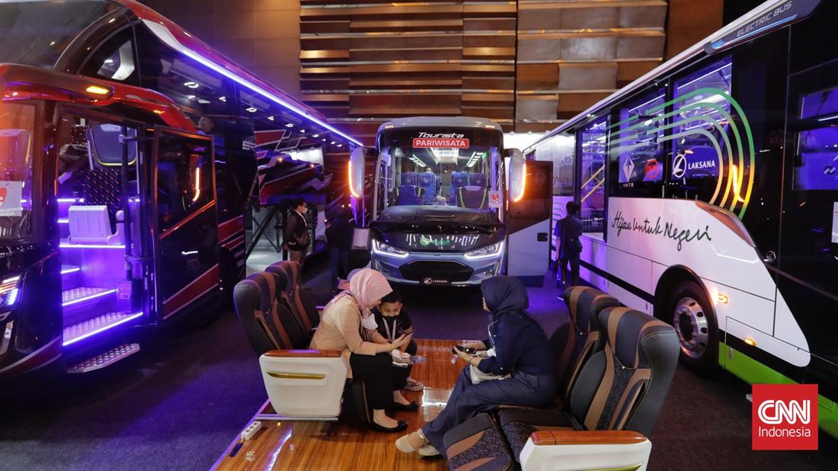 FOTO: Bus Lawas hingga Bus Listrik 'Kopdar' di Kemayoran