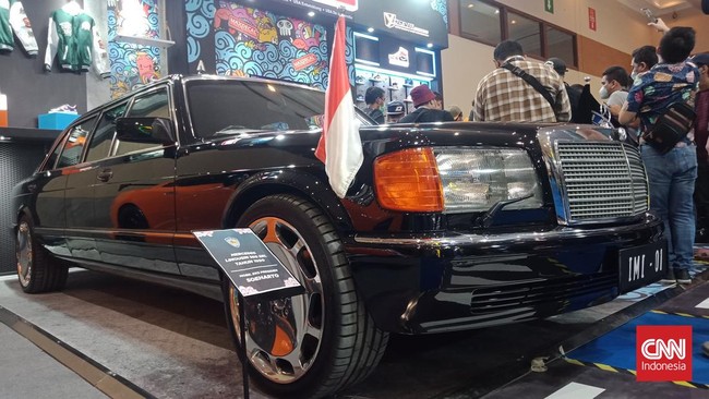 Penggunaan stiker pada sekujur bodi mobil lebih ringkas tanpa pengecatan ulang.