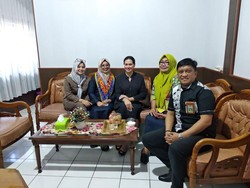 Catherine Wilson Ramai Diajak Berfoto saat Dampingi Suami ke DPRD Sidrap