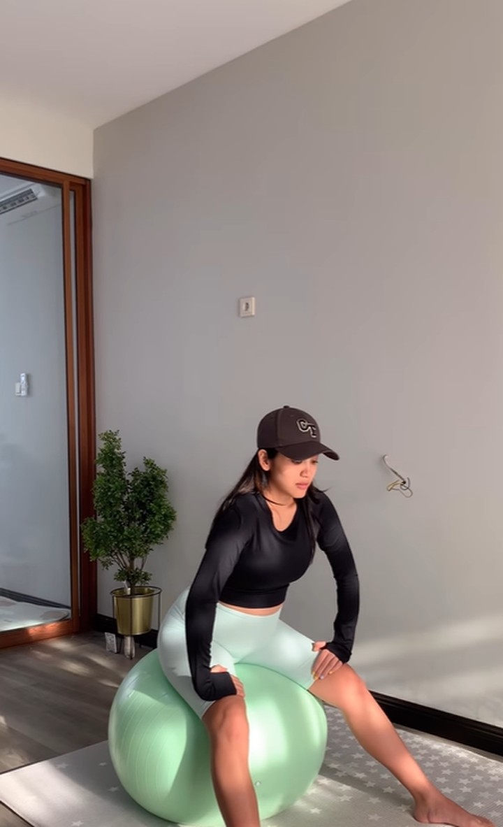 Canti Tachril, istri Adipati Dolken sedang mengandung anak pertamanya dan dalam kehamilannya inii, dia melakukan prenatal pilates menggunakan gym ball.