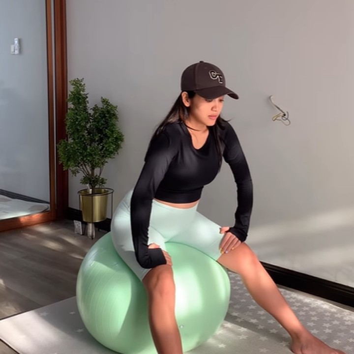 <p>Menikmati masa-masa kehamilan pertamanya, Canti Tachril istri Adipati Dolken tetap bersemangat berolahraga lho Bunda. Melalui akun instagramnya, dia mengunggah aktivitasnya saat melakukan prenatal pilates menggunakan gym ball. (Foto: Instagram @cantitachril)</p>
