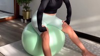 <p>Menikmati masa-masa kehamilan pertamanya, Canti Tachril istri Adipati Dolken tetap bersemangat berolahraga lho Bunda. Melalui akun instagramnya, dia mengunggah aktivitasnya saat melakukan prenatal pilates menggunakan gym ball. (Foto: Instagram @cantitachril)</p>