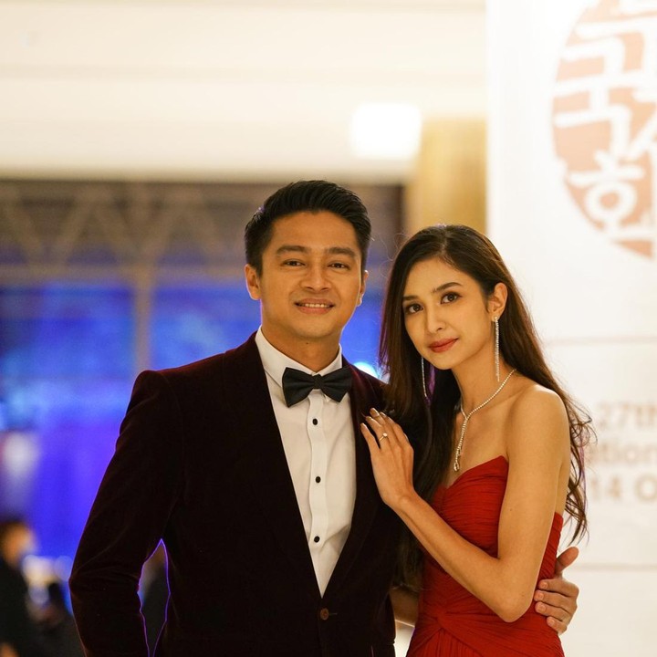 <p>Deva Mahenra juga mengucapkan syukur karena sudah diundang di BIFF 2022. “Akhirnya kami tiba di Busan yang anginnya kencang, berkat kerja keras, kepercayaan, dan doa-doa orang tersayang,” tulis aktor kelahiran 1990 ini. (Foto: Instagram/devamahenra)</p>
