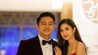 <p>Deva Mahenra juga mengucapkan syukur karena sudah diundang di BIFF 2022. “Akhirnya kami tiba di Busan yang anginnya kencang, berkat kerja keras, kepercayaan, dan doa-doa orang tersayang,” tulis aktor kelahiran 1990 ini. (Foto: Instagram/devamahenra)</p>