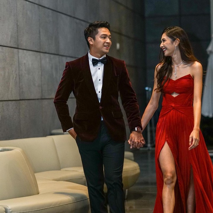 <p>Di belakang panggung, pasangan muda ini juga berbagi senyum, Bun. “What a moment. #BIFF2022 Red Carpet & Opening Ceremony 💙,” tulis Mikha Tambayong. (Foto: Instagram/miktambayong)</p>