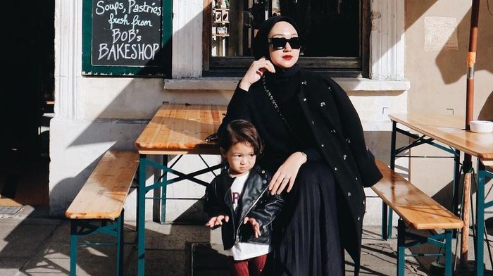 Simak Gaya Dian Pelangi dan Anak saat di Paris, Ibu Anak Kompak Stylish!
