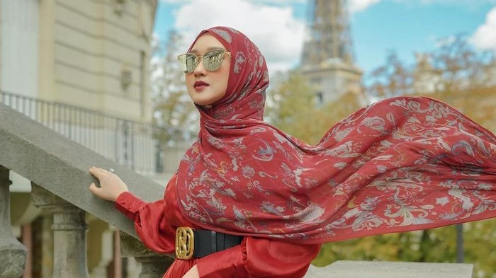 Penuh Warna, OOTD Hijab Dian Pelangi di Paris Ini Glamor Abis