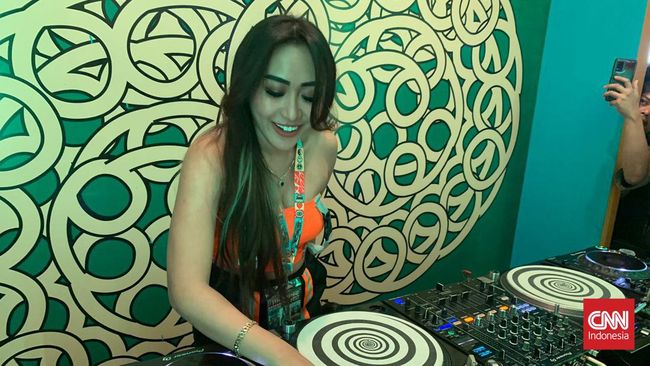 Set yang dimainkan oleh DJ Tessa Morena di panggung Pasar Musik sontak menyulap helatan Synchronize Fest 2022 menjadi lantai dansa.