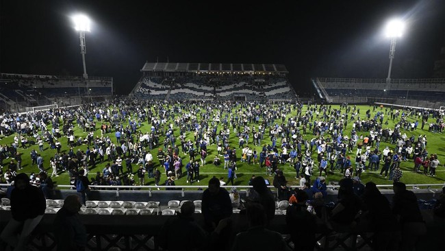 Satu orang meninggal setelah bentrok suporter dengan polisi yang terjadi Gimnasia La Plata vs Boca Juniors dalam insiden yang melibatkan gas air mata.