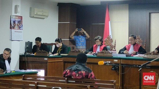 Eks Kapolres Paniai hadir di muka Pengadilan HAM yang berlangsung di PN Makassar untuk memberikan keterangan sebagai saksi, Kamis (6/10).