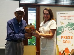 Putu Oka Sukanta Raih Lifetime Achievement UWRF 2022