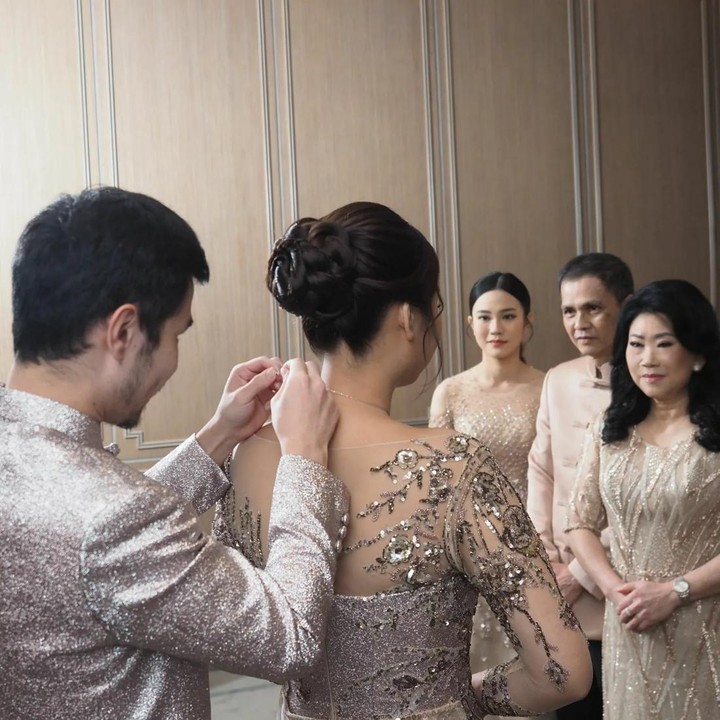 <p>Kalung dalam tradisi Tionghoa dipercaya sebagai simbol pengikat antara calon mempelai pria dan calon mempelai wanita. Di hadapan keluarga, Jess dan Sisca mengikat kehidupan keduanya lewat tradisi Tingjing. (Foto: Instagram/jessnolimit)</p>