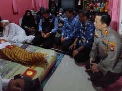Kapolres Jaksel Sambangi Rumah Korban Tembok Roboh MTsN 19