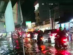 Pancoran Mas Depok Masih Banjir, Tinggi Air Sebetis Orang Dewasa