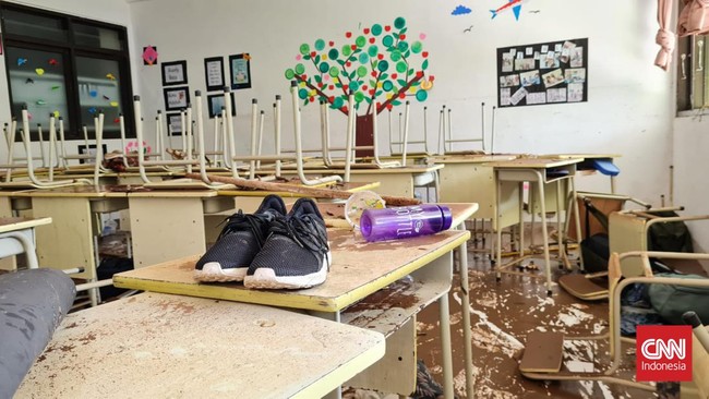 Dua siswi MTSN 19 Pondok Labu mengalami hipotermia dan syok usai insiden banjir.