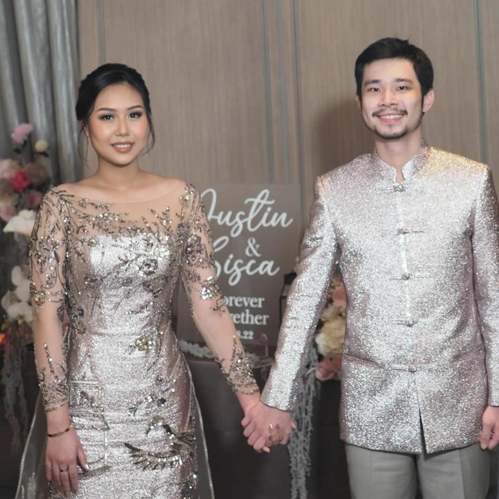 <p>Keduanya tampak serasi mengenakan busana bertema perak. “Kalungan / Tingjing (定亲) Mr. & Mrs. No Limit 10 Agustus 2022 😍❤️” tulis Jess pada unggahannya di Instagram. (Foto: Instagram/jessnolimit)</p>