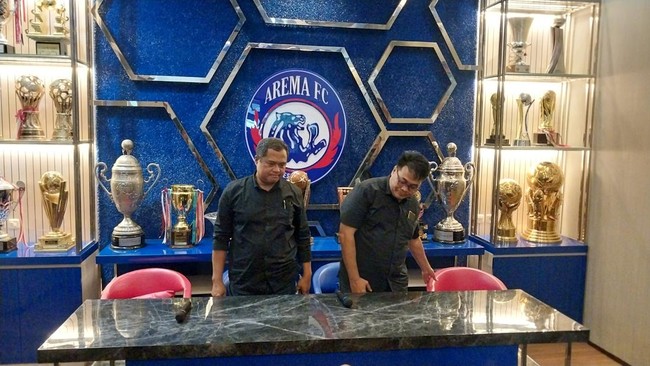 Ketua Panpel Arema FC yang menjadi tersangka Tragedi Kanjuruhan, Abdul Haris, mengatakan pihaknya sudah membuka seluruh pintu stadion saat tragedi terjadi.