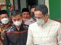 Nadiem Tinjau Lokasi Tembok Roboh di MTsN 19 Jakarta Selatan