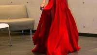 <p>Mikha Tambayong tampil mengenakan dress merah cantik di Busan International Film Festival 2022 yang digelar di Busan, Korea Selatan. Aktris Indonesia ini terlihat anggun, ya Bunda. (Foto: Instagram/miktambayong)</p>