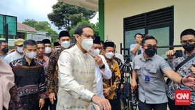 Giliran Nadiem Makarim Tinjau MTsN 19 yang Roboh Diterjang Banjir