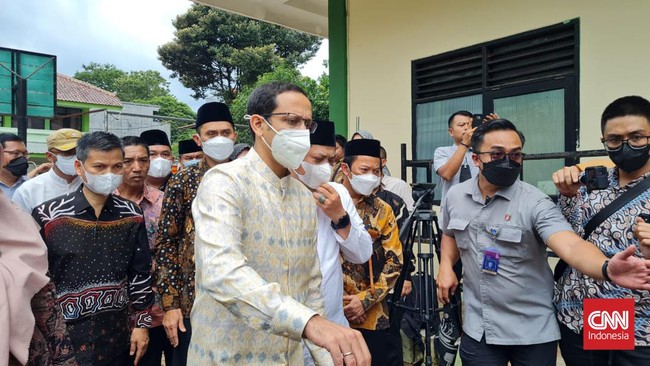 Mendikbudristek Nadiem Makarim memberikan bantuan kepada pengelola Madrasah Tsanawiyah Negeri (MTsN) 19 Pondok Labu usai diterjang banjir.