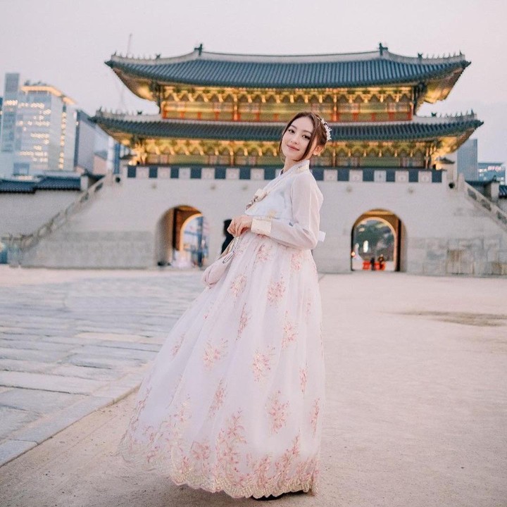 <p>Selanjutnya ada pesitreon Natasha Wilona. Ia mengenakan hanbok berwarna putih dan merah muda lengkap dengan penataan rambut. Potret berikut membuat ia tampak mempesona seperti orang Korea ya, Bunda. (Foto: Instagram@natashawilona12)<br /><br /><br /></p>