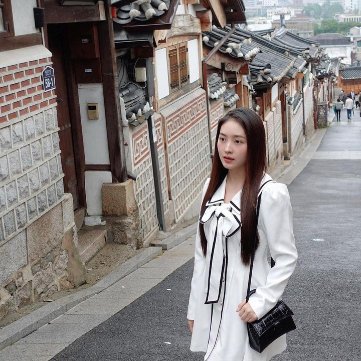 <p>Parasnya yang cantik dan sangat menawan dengan balutan pakaian ala <em>Korean Style</em> membuat Wilo benar-benar seperti artis Korea. (Foto: Instagram@natashawilona12)</p>