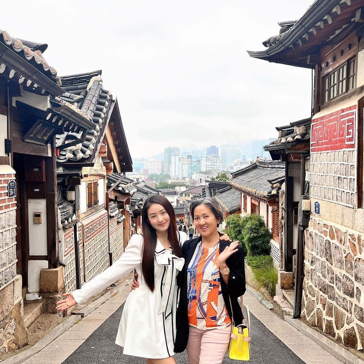 <p>Kali ini, Wilo tidak berpose sendirian, dirinya ditemani sang ibunda berpose di area wisata Hanok. (Foto: Instagram@natashawilona12)</p>