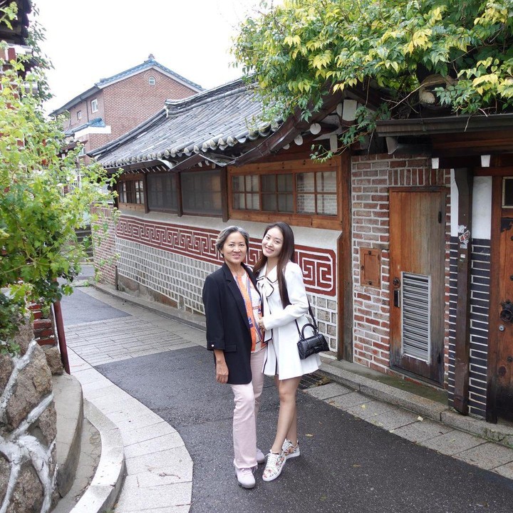 <p>Tak ingin melewatkan setiap sudut wisata Hanok yang sangat indah dan cocok sebagai tempat berfoto, Wilo dan Bundanya menyempatkan untuk berfoto di sudut jalan yang tengah sepi. (Foto: Instagram@natashawilona12)</p>