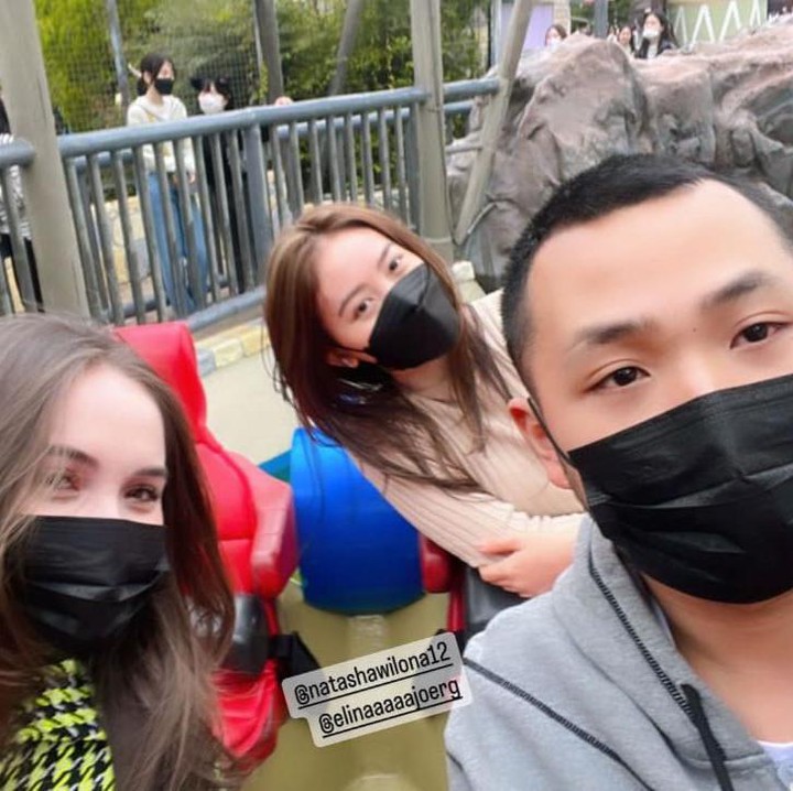 <p>Wilo juga menghabiskan waktu bersama temannya, Elina Joerg dan Gusti Ega dengan bermain di salah satu taman bermain di Korea Selatan. (Foto: Instagram@gustiega)</p>