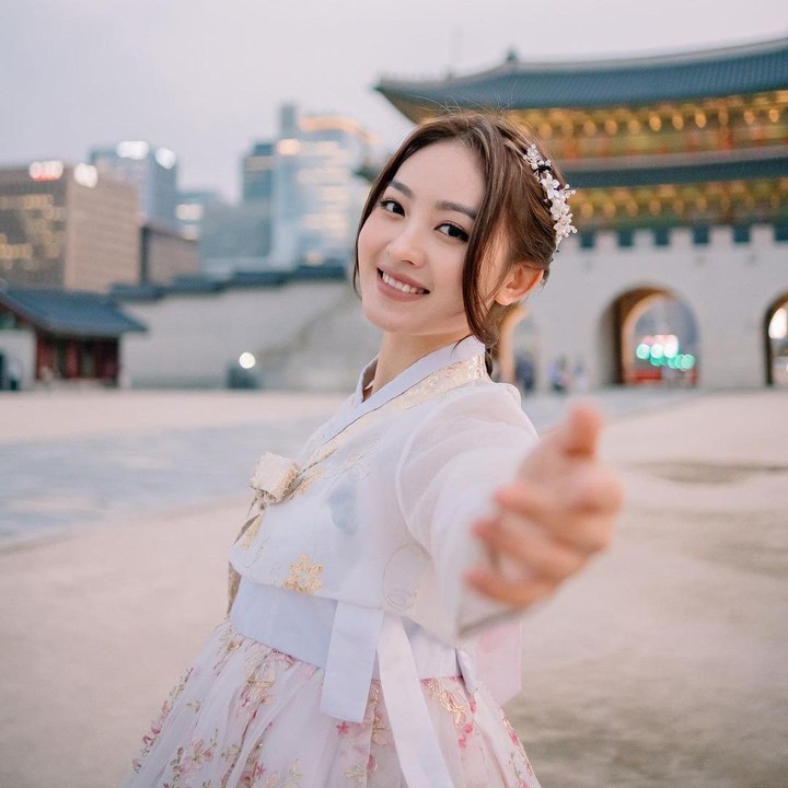 <p>Baru-baru ini, Natasha Wilona membagikan potretnya yang tengah menggunakan hanbok, pakaian tradisional asal Korea. Parasnya yang cantik tuai pujian dari netizen, lantaran dirinya tidak kalah saing dengan artis drama Korea lainnya. (Foto: Instagram@natashawilona12)</p>