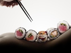 Tradisi Nyotaimori, Makan Sushi di Atas Tubuh Wanita Telanjang di Jepang